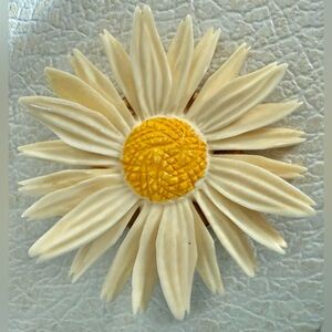 Wells 14K Gold Filled Cream & Yellow Vintage Celluloid Daisy Brooch